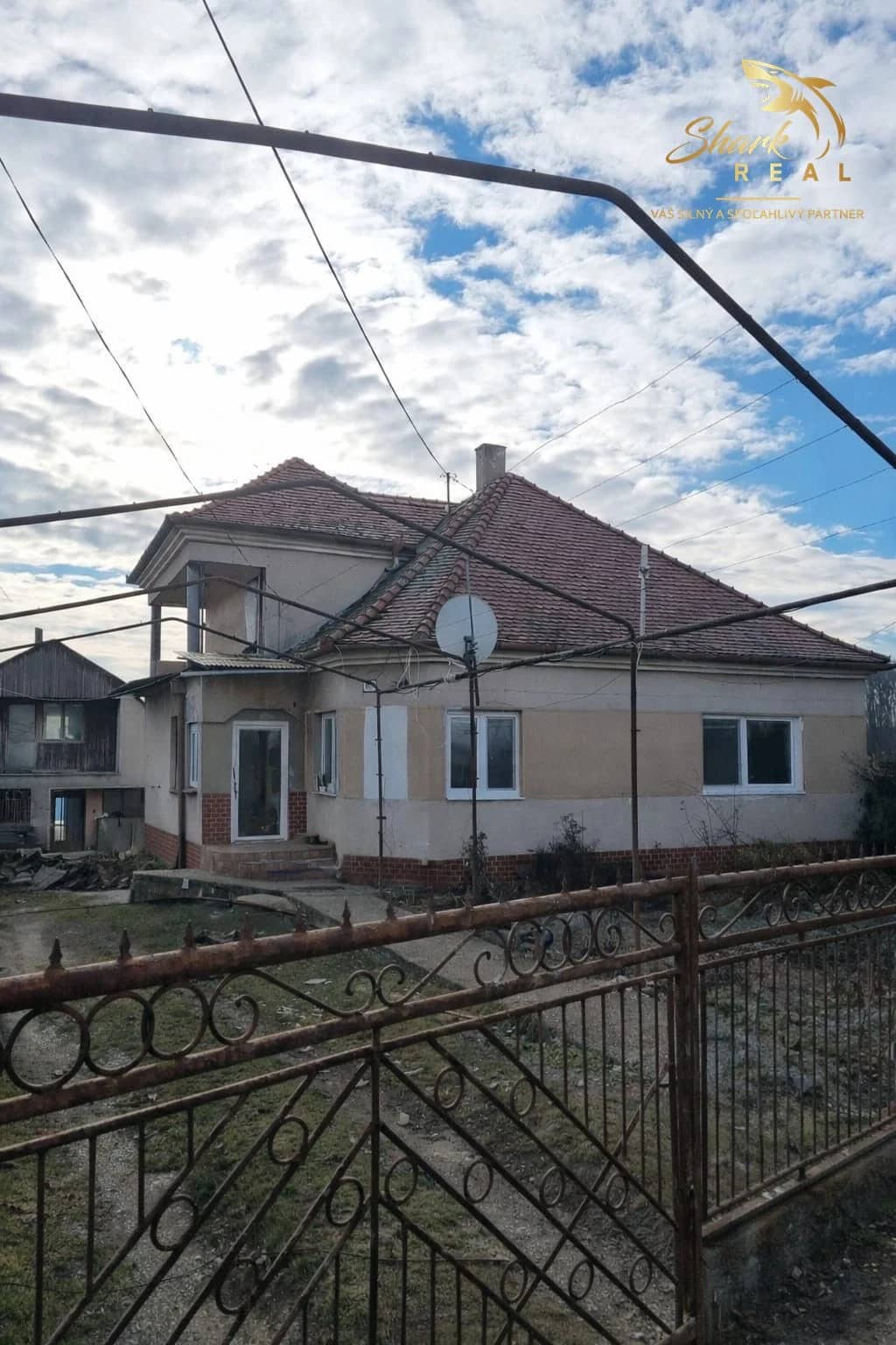 Priestranný rodinný dom s veľkým pozemkom a druhou stavbou – Cabaj-Čápor (pereš)
