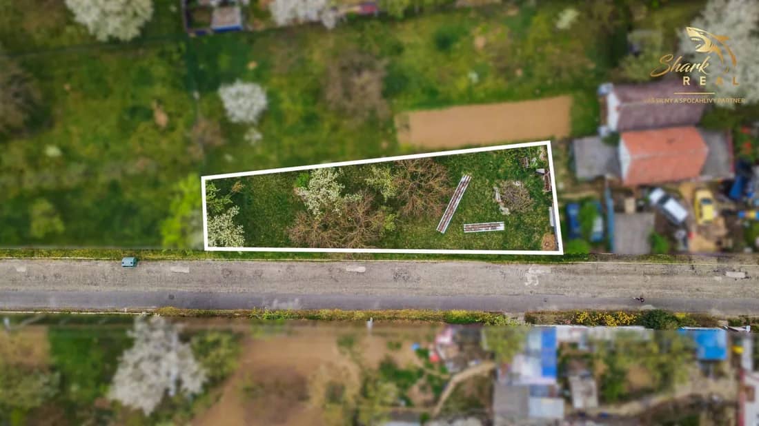 / Slnečný rovinatý pozemok o výmere 408 m² v meste VRBOVÉ