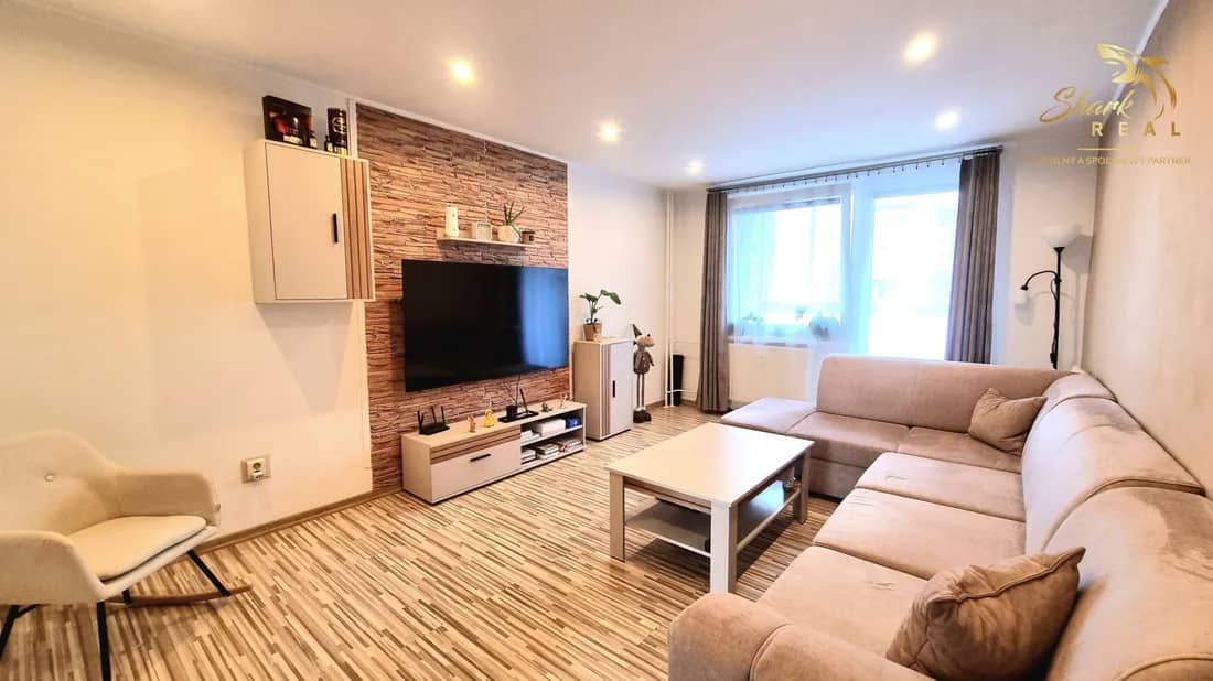 3 izbový byt po rekonštrukcii s preskleným balkónom,hodvábna ulica Trebišov