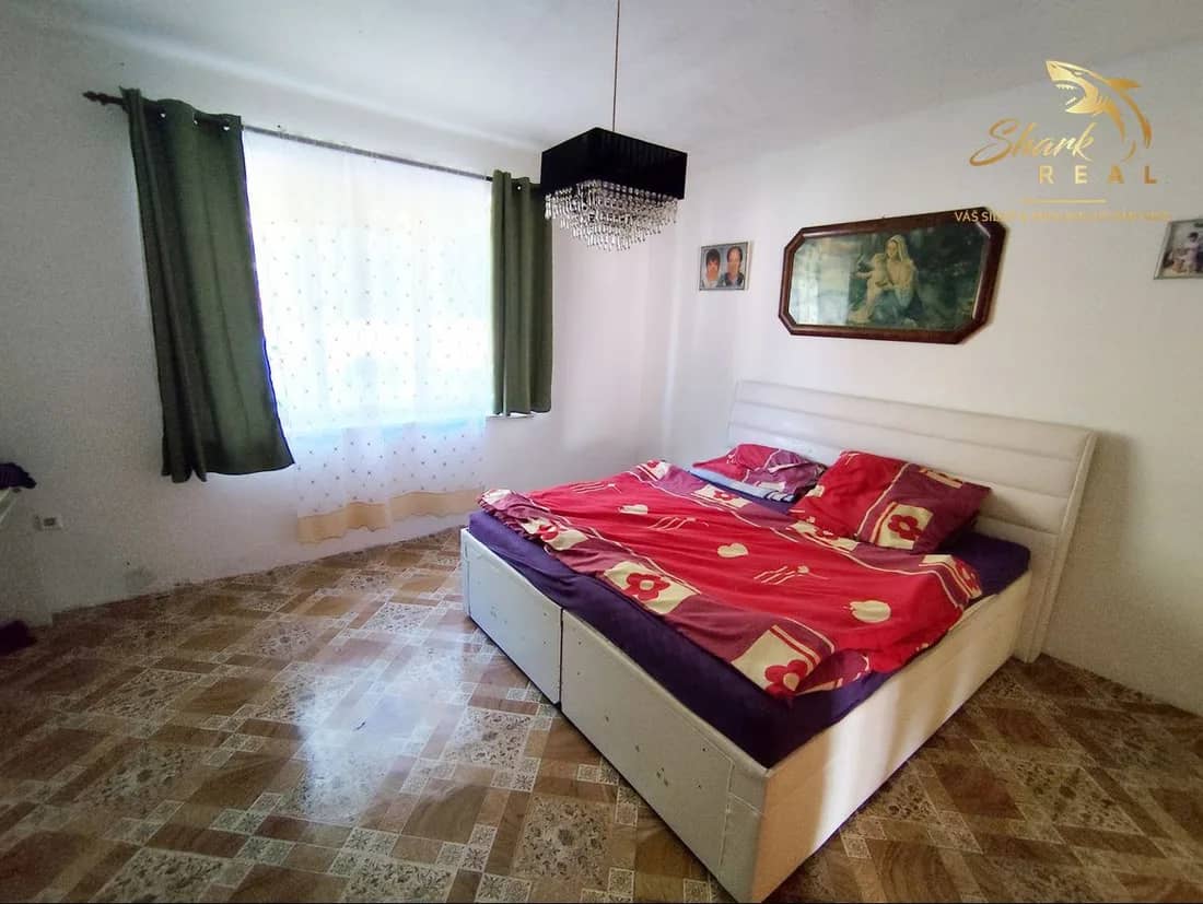 Stavebný pozemok so starším domom na predaj