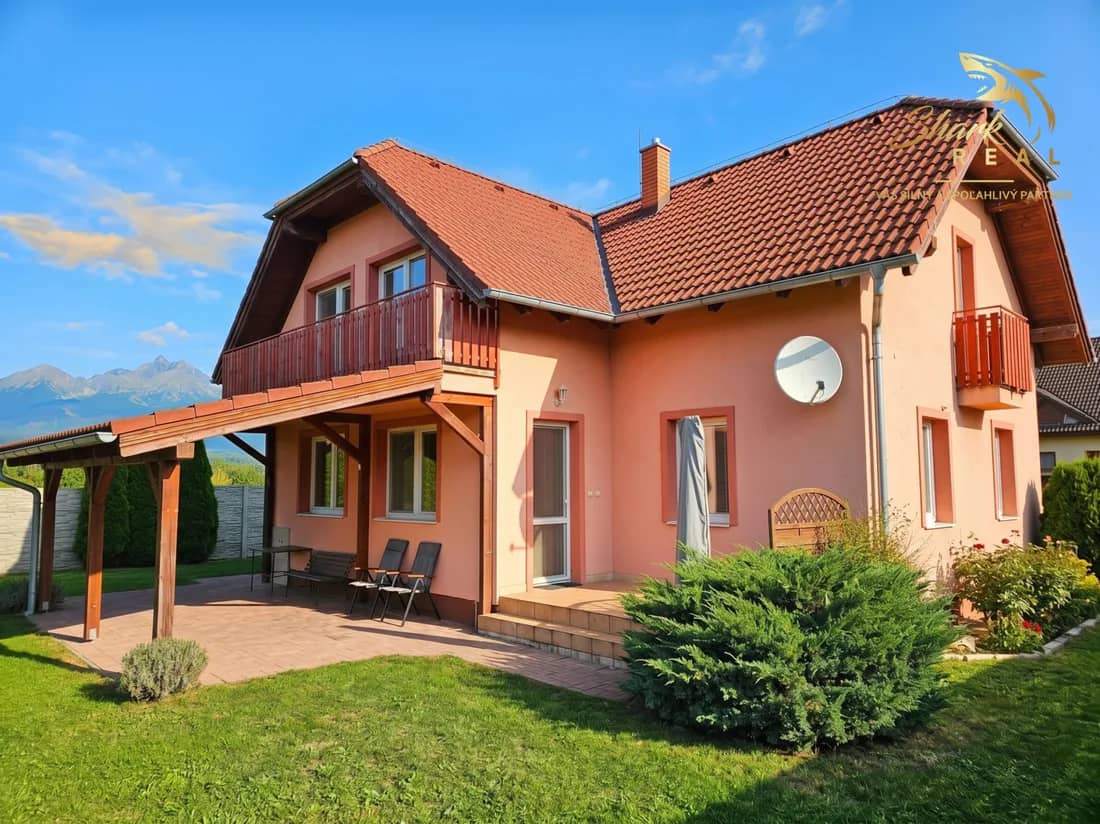 EXKLUZÍVNE: Priestranný 6-izbový rodinný dom s garážou a panoramatickým výhľadom (Martin – Tomčany)