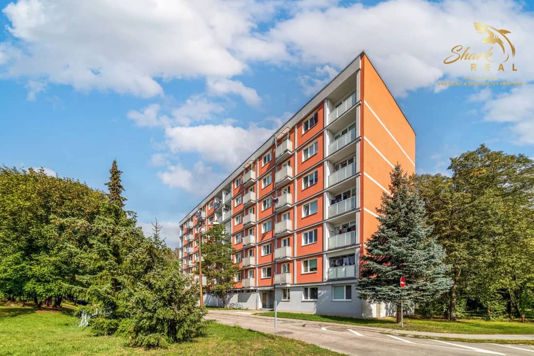/ 3-izbový byt s 2 balkónmi a loggiou na ulici a. hlinku | Piešťany