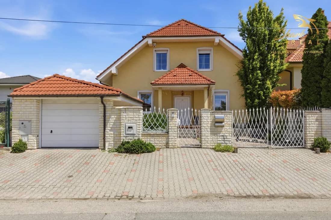 DOHODA MOŽNÁ Na predaj krásny 4- izbový rodinný dom s bazénom a krbom - Viničné