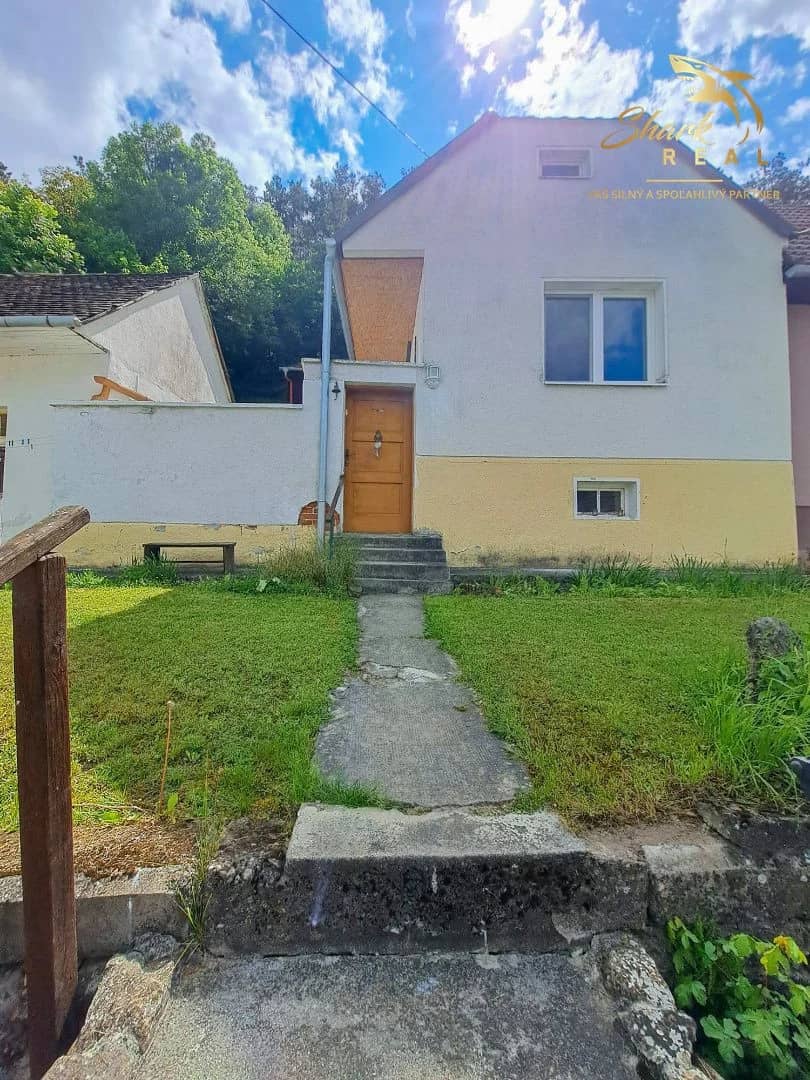 Malebná romantická chalupa pod lesom