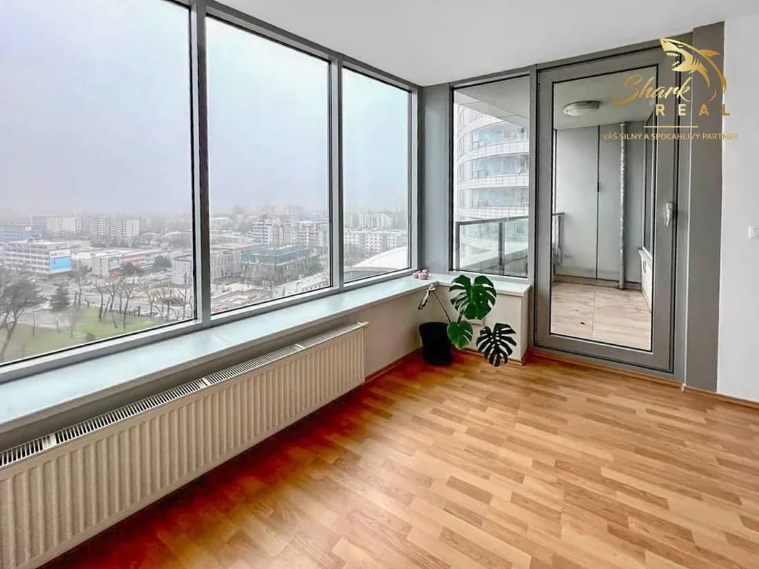 Tri veže - krasny svieži 2i. byt s panoramatickým výhľadom a veľkou loggiou