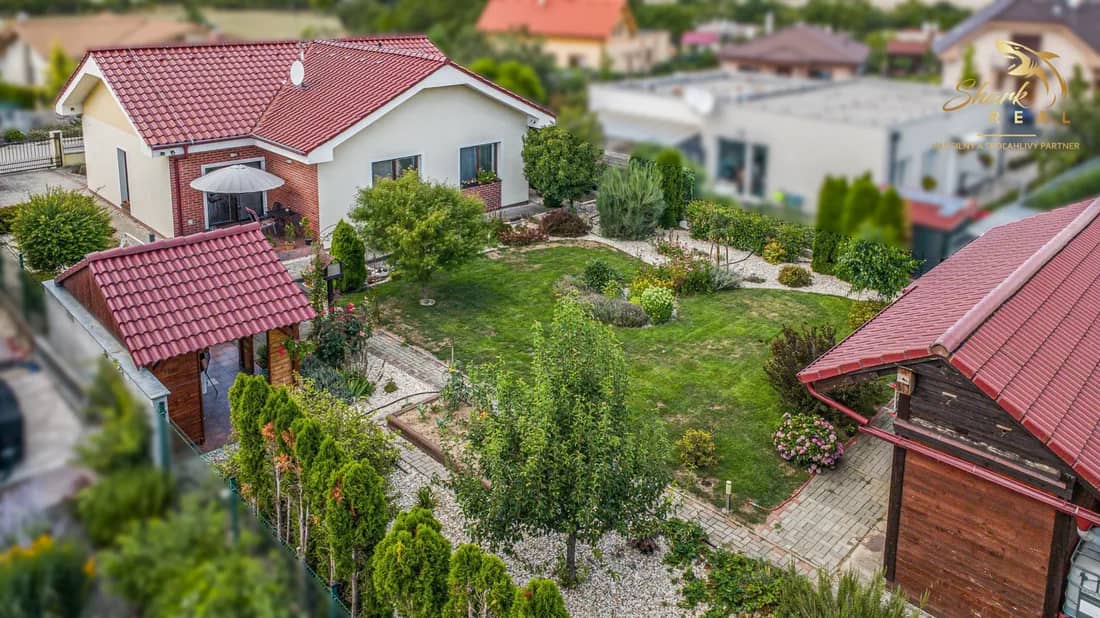 Moderný 3-izbový bungalov s garážou, dielňou a krásnou záhradou – Hôrka nad Váhom